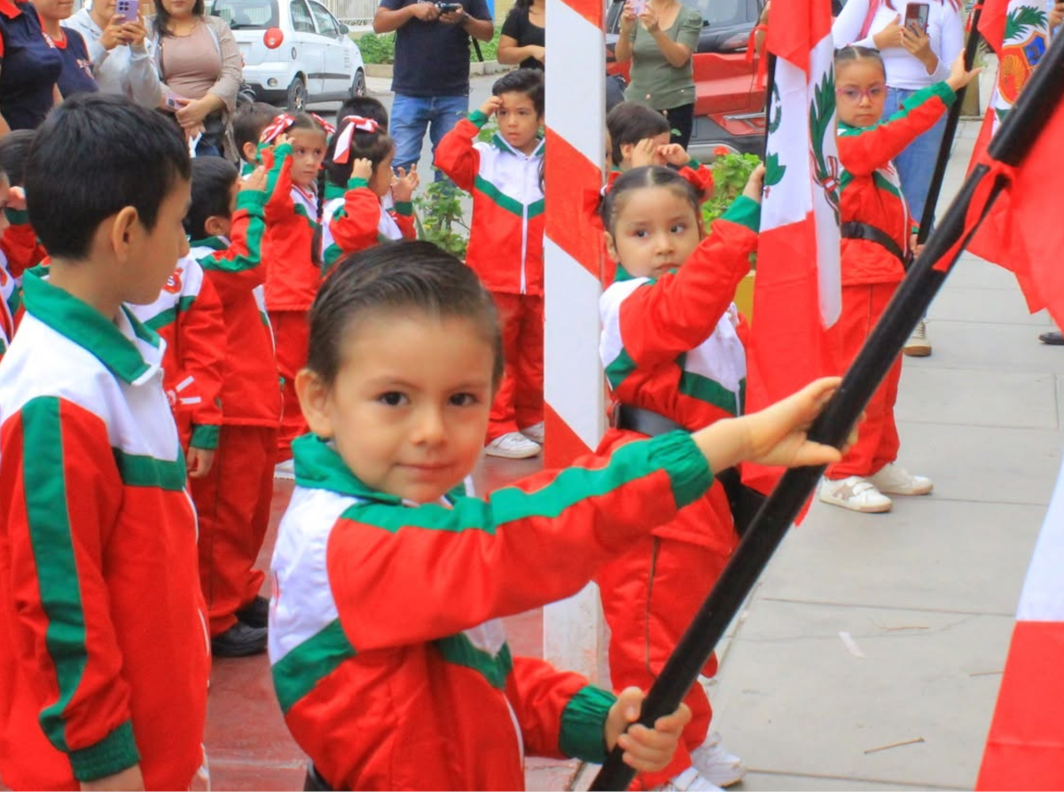 Niños y docente compartiendo una actividad en el entorno de Kinder Salcantay